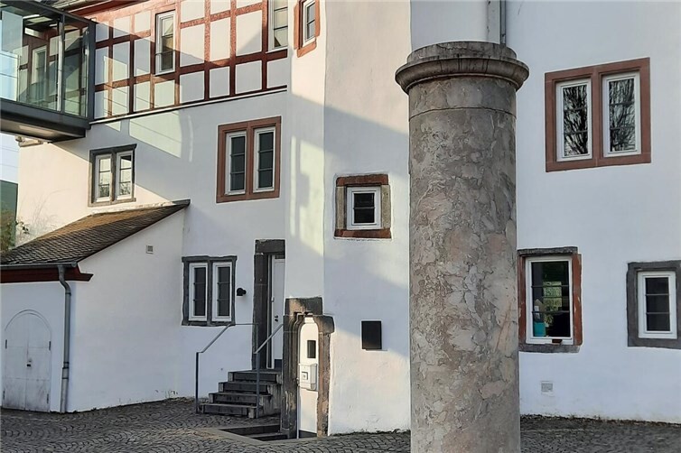 Die Säule heute vor dem Nassau-Sporkenburger Hof.