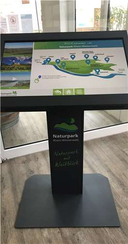 Die Säulen liefern Infos über den Naturpark und die einzelnen Verbandsgemeinden. Foto: Naturpark Rhein-Westerwald e.V.