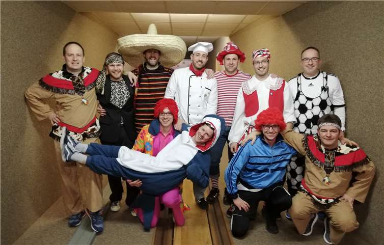 Die Saffiger Kegelbuben ParamPampam e.V. mit Gastkegler Rendel (2. vorne rechts) beim LumpenkegelnFoto: Jürgen Claar