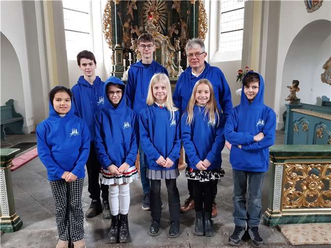 Die Saffiger Messdiener mit neuen Pullis.