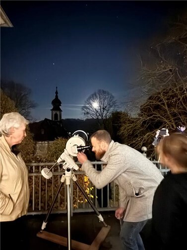 Die Saffiger Sternennacht lockte zahlreiche Gäste und bot die Möglichkeit, einen Blick in die Weiten des Alls zu wagen. Foto: Chiara Spisni
