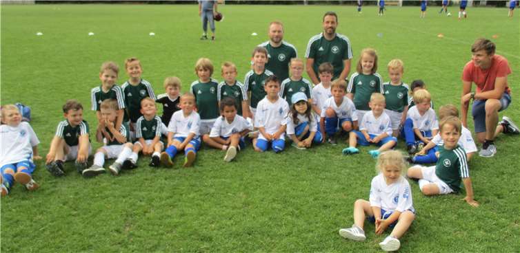 Die Saffiger und Namedyer Bambinis mit ihren Trainern beim Freundschaftsspiel in Saffig. Hans Werner Zschiesche