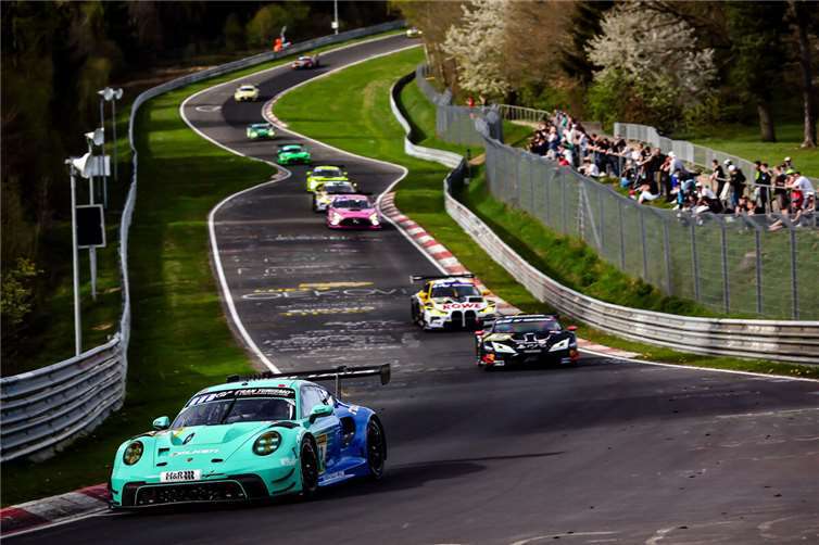 Die Saison auf der Nürburgring-Nordschleife ist bereits in vollem Gange, und nach dem zweiten Lauf zur Nürburgring Langstrecken-Serie (NLS) kristallisieren sich die ersten Favoriten für die legendären ADAC RAVENOL 24h Nürburgring vom 19. bis 22. Juni 2025 heraus. Foto: Gruppe C Photography