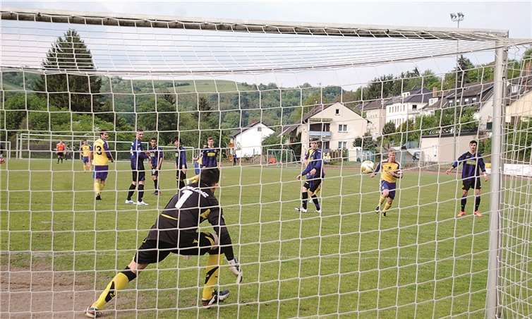 Die Saison ist gelaufen und ausgerechnet im letzten Spiel handelte sich der Meister und Aufsteiger in die Oberliga die SpVgg Burgbrohl am vergangenen Samstag gegen Koblenz die einzige Heimniederlage ein. Obwohl in dieser Szene der Ausgleich in der Luft lag, konnte der Koblenzer Keeper den Ball nach einem Freistoß noch um den Pfosten lenken.RÜ