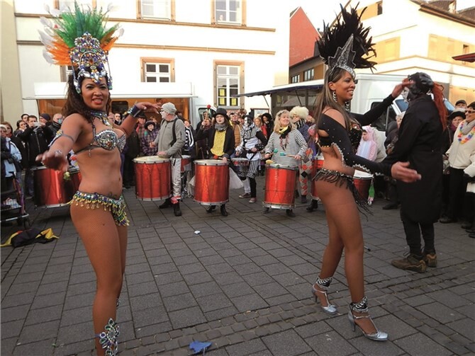 Die Samba-Trommeler gaben den Takt für die Sambatänzerinnen vor. GM