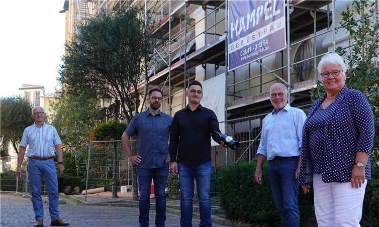 Die Sanierung an St. Laurentius läuft, passend dazu gab es Spendenwein und 2.000 Euro vom Ahrweiler Winzer-Verein. Fotos: Weber