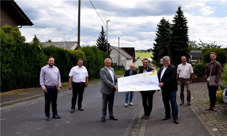 Die Sanierung der Ortsdurchfahrt in Mendt, der Kreisstraße 58, ist ein weiteres wichtiges Straßenbauprojekt in der Verbandsgemeinde Asbach. Umso erfreulicher für Landrat Achim Hallerbach, Bürgermeister Michael Christ und Ortsbürgermeister Konrad Peuling, die gemeinsam mit dem 1.Kreisbeigeordneten Michael Mahlert, dem Leiter der Straßenmeisterei Neuwied, Michael Quirin und weiteren Kollegen nunmehr den Förderbescheid des Landes in Empfang nahmen. Vor Ort wurden Planungsdetails und der weitere Zeitablauf des Projektes besprochen.