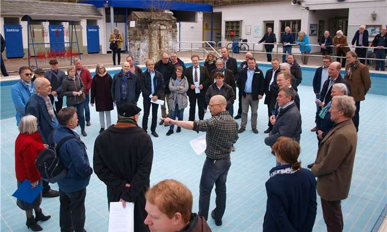 Die Sanierung des Bad Bodendorfer Nostalgiebades steht schon seit längerer Zeit auf der Agenda der Stadt. Durch die erhebliche Kostensteigerung für die geplanten Edelstahlbecken könnte nun die Realisierung ins Stocken geraten. Foto: Archiv/ROB