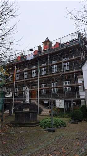 Die Sanierung des denkmalgeschützten Rathauses hat begonnen.  Foto: privat