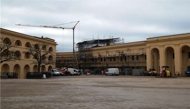 Die Sanierungsarbeiten an der Festungsanlage sollen bis zum Saisonbeginn fertiggestellt werden.