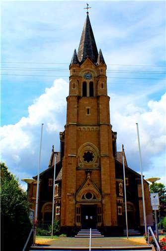 Die Sankt Kastor Kirche und der alte Glockenturm von Miesenheim. Foto: Dietmar Groß