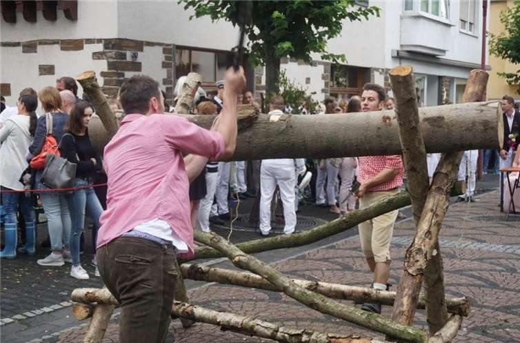 Die Sappeure Marco Reifert und Luca Reifert hatten beim Königszug zwei große Sperren zu beseitigen.
