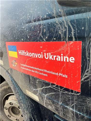 Die Sattelzüge des Hilfskonvois waren deutlich erkennbar beschildert.