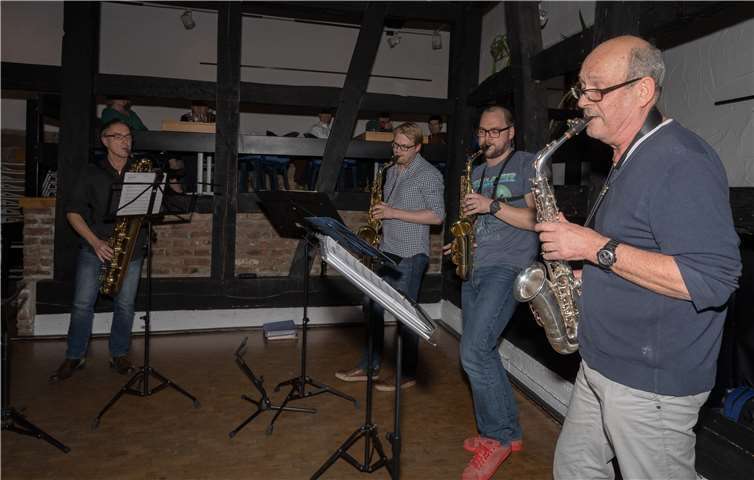 Die Sax5connection brachte klassischen Jazz und variantenreich intonierten Rock und Pop in den Köllenhof. CEW