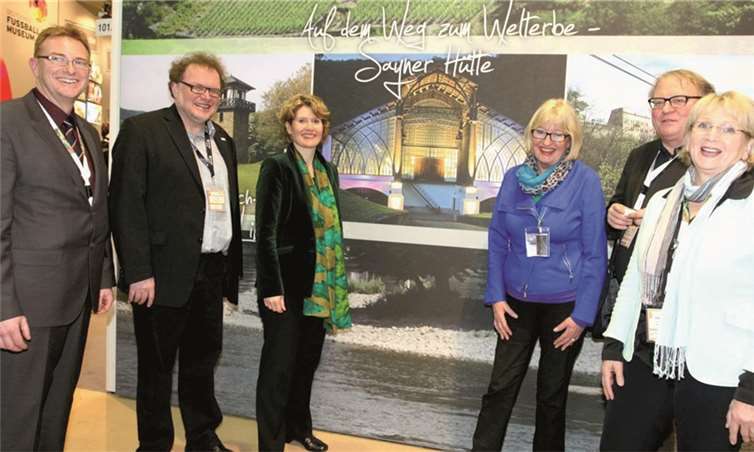 Die Sayner Hütte am Messestand der Generaldirektion Kulturelles Erbe Rheinland-Pfalz (v.r.) Rehlinde Glöckner, Geschäftsführerin Stiftung SH, Walter Schumacher, Kulturstaatssekretär, Karin Plank-Dietz, Beigeordnete Stadt Bendorf, Eveline Lemke, Wirtschaftsministerin, Thomas Metz, Generaldirektor GDKE, Werner Prümm, Geschäftsführer Stiftung SH. privat