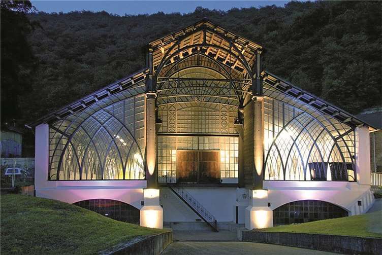 Die Sayner Hütte erstrahlt in besonderem Licht.privat