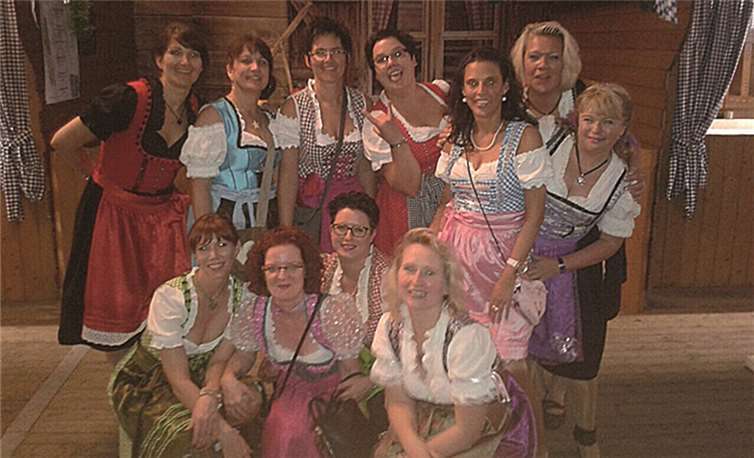 Die Sayner Jungmöhnen, zünftig in ihren Oktoberfest-Outfits, können nicht nur Sektgläser stemmen, wie sie am vergangenen Wochenende eindrucksvoll bewiesen.privat