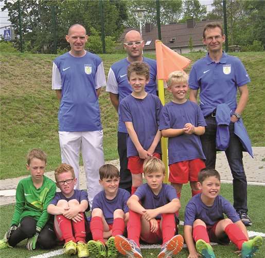 Die Sayner Jungs in den französischen WM-Farben bei der F1-WM Karthause. privat