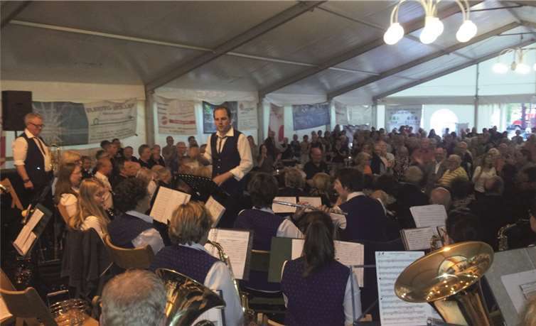 Die Sayner Musikanten beim Spätschoppen am Kirmesmontag in Sayn. Privat