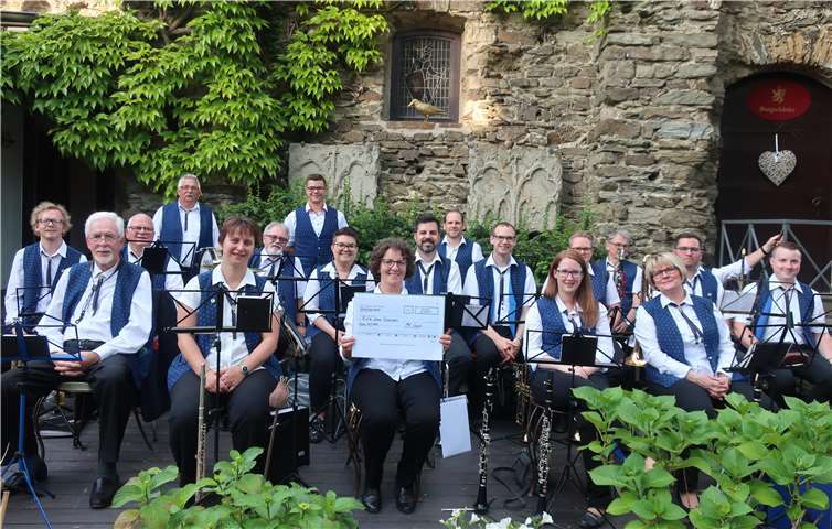 Die Sayner Musikanten mit dem Spendenscheck für Ärzte ohne Grenzen auf Burg Sayn. Foto: privat