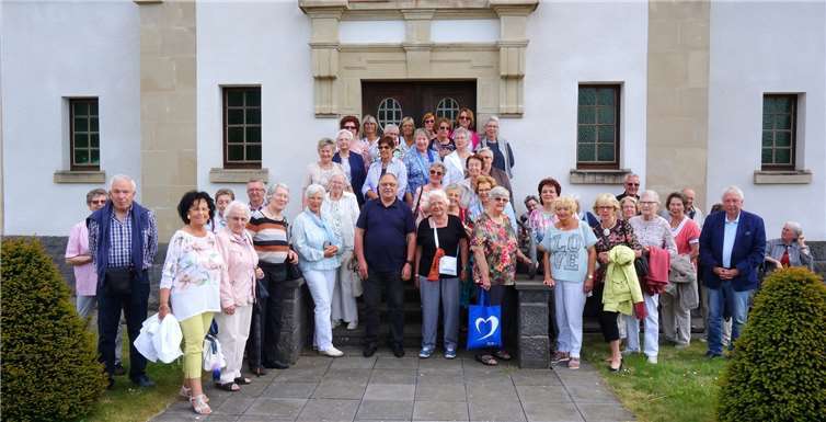 Die Sayner Reisegruppe vor dem Brunnenhaus in Niederselters. G. Bomm