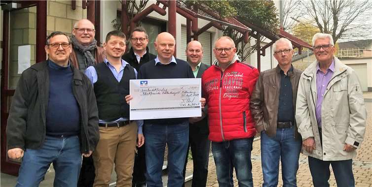 Die Schachfreunde freuten sich über die Spende. Foto: FWG Maifeld