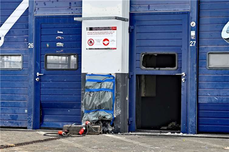 Die Schäden an den Eingangstüren zur Box 26 und 27 lassen die Heftigkeit der Explosion erahnen, die am Freitag vor dem Rennen einer Explosion einer Druckluftflasche auslöste und bei der insgesamt 22 Menschen verletzt wurden.