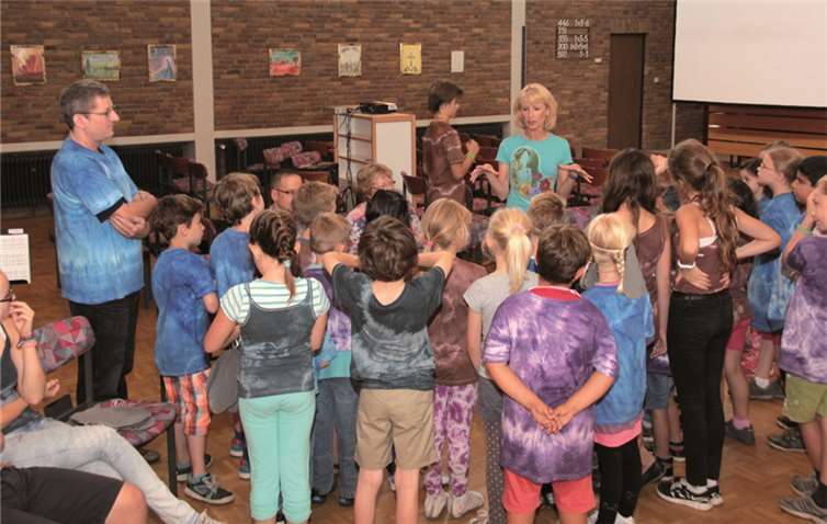 Die Schängel scharten sich um die Bürgermeisterin, welche nicht nur Leckereien zum Naschen, sondern auch einen Scheck mitgebracht hatte. privat