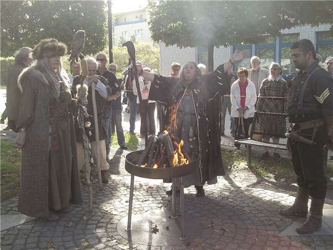 Die Schamanin ruft zum Frieden am Feuer auf.privat