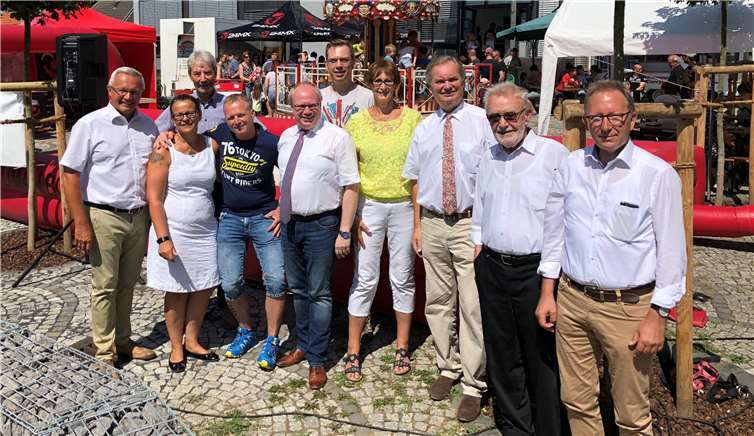 Die Schar der Gratulanten anlässlich 10 Jahre Kinder- und Jugendinitiative Bruchhausen war groß (v.l.n.r.): Landrat Achim Hallerbach, KJIB-Vorsitzende Manuela Wagner, Vorstandsmitglieder Hans-Werner Okon u. Jörg Wagner, Ortsbürgermeister Markus Fischer, Vorstandsmitglieder Joachim Tombrinck und Bettina Acker, Bürgermeister Karsten Fehr, Pfarrer Klaus Theis und Bundestagsabgeordneter Erwin Rüddel. Kreisverwaltung Neuwied