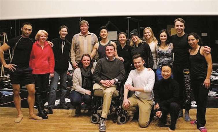 Die Schattentheater-AG der Sinziger Caritas Werkstätten mit dem Tanztheaterensemble „Amazing Shadows“.Foto: Caritas Werkstätten St. Elisabeth