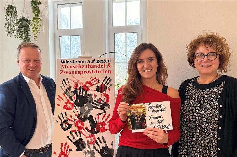 Die „Schattentöchter“-Projektverantwortliche Betty Kneisler (Mitte) freut sich über die Spende der Benefizaktion „Frauen in Not“ von Andrea Reiprich und Thomas Herschbach. Foto: Vincent Hucker
