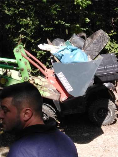 Die Schaufel wurde voll mit Müll. Fotos: privat