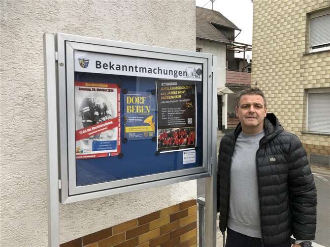 Die Schaukästen der Ortsgemeinde Miesenheim erstrahlen in neuem Glanz. Foto: Dirk Saftig