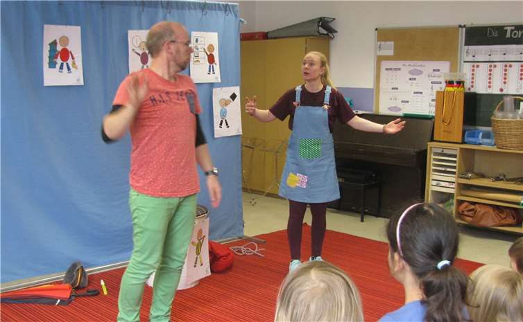 Die Schaupieler zeigten in kurzen Spielszenen, immer nah am Alltag der Kinder, wie wichtig es ist, auf sein eigenes Bauchgefühl zu hören. Fotos: Grundschule Forster Kirchspiel