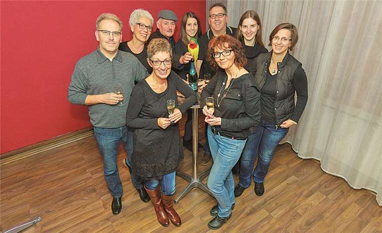 Die Schauspieler des Knubbethater freuen sich auf die Aufführungen von „A Hos voll schräjer Viejel“. privat