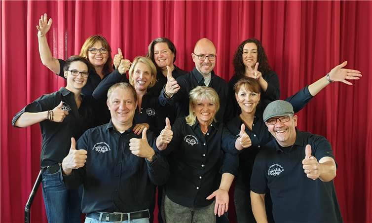 Die Schauspieler, die Regie und die Souffleuse freuen sich schon.Fotos: privat