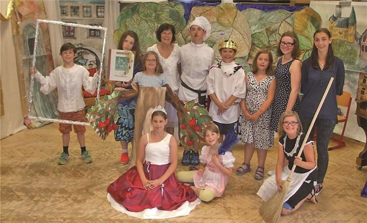 Die Schauspieler überwanden ihre Aufregung und Nervosität und begeisterten mit ihrem Theaterstück "Rosdörnchen" ihr Publikum. privat