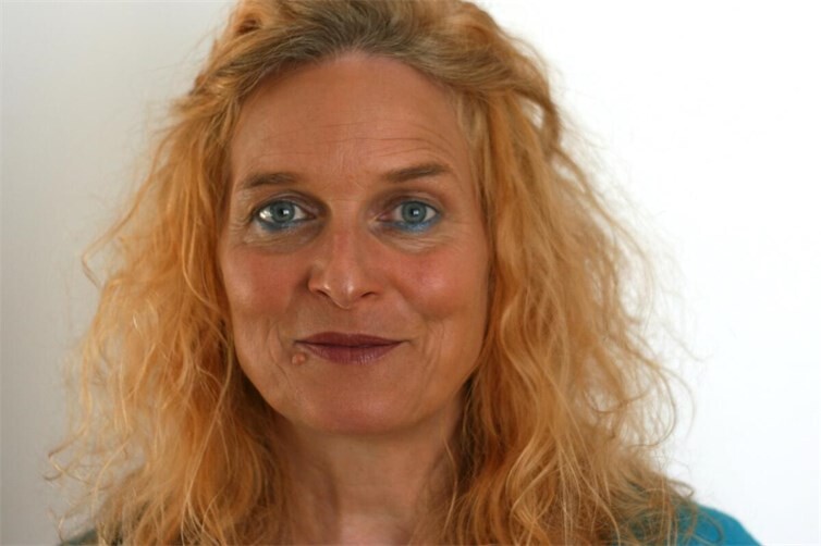 Die Schauspielerin Monika Timme-Hafner trägt auf der Wanderung schöne Literatur vor.