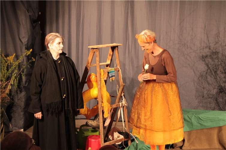 Die Schauspielerinnen Annegret Spies (Tod) und Silke Düngen (Kleine Ente) philosophierten auf ihre ganz besondere Weise über das Leben und Sterben. Foto: Hospizverein Neuwied