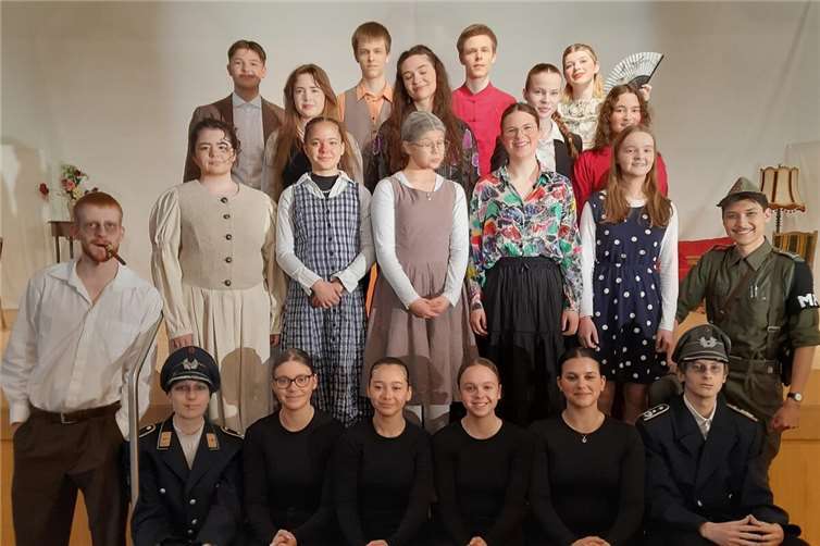 Die Schauspielerinnen und Schauspieler der Theater-AG.  Foto: privat