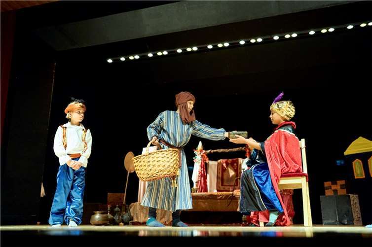 Die Schauspielerinnen und Schauspieler entführten ihre Zuschauer mit großer Spielfreude in die zauberhafte Märchenwelt des Orients.  Fotos: Carmen Lindlar