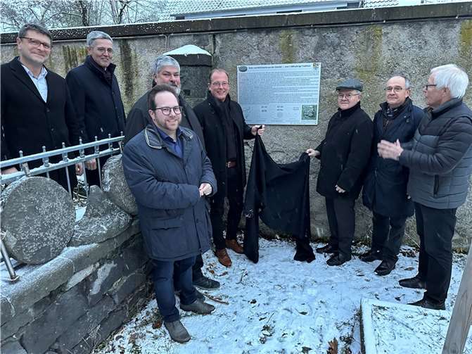 Die Schautafel, die Herkunft und Geschichte der Mühl- und Reibsteine erklärt, ist enthüllt (von links): Oliver Engels, VR Bank RheinAhrEifel, Karl-Josef Esch, Kreissparkasse Mayen, Pascal Badziong, Erster Kreisbeigeordneter Mayen-Koblenz, Achim Grün, Erster Beigeordneter Stadt Mendig, Jörg Lempertz, Bürgermeister VG Mendig, die Stifter Leonhard und Martin Fuchs, sowie Heinz Lempertz, Kulturgemeinschaft Albertinum.  Foto: VG-Verwaltung Mendig/Stefan Pauly