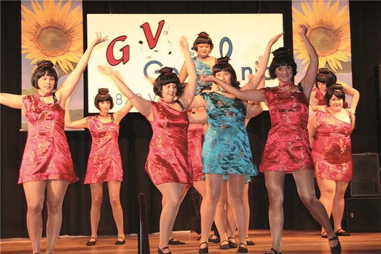 Die Schautanzgruppe „Ewig Jung“ stimmte das Publikum schon mal auf die bevorstehende Karnevalszeit ein.