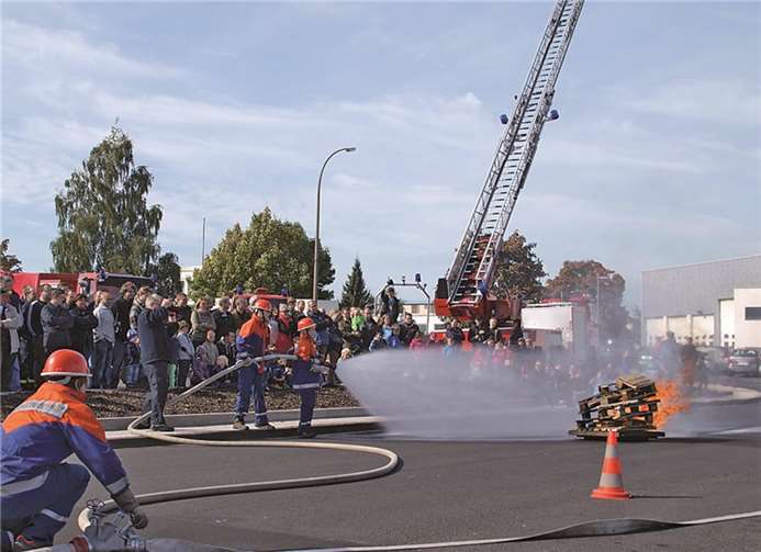 Die Schauübungen mit der Jugendfeuerwehr zogen die zahlreichen Besucher in den Bann.