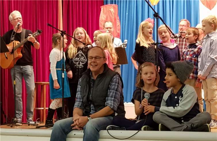 Die „Schdäifleda“ wurden auch von Niederfeller Grundschulkindern begleitet. privat