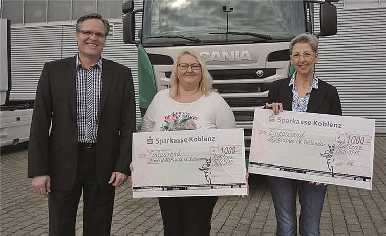 Die Schecks überreichte Detlev Both an Monika Röhncke (Mitte), Gründungsmittglied von Friends of help a child in Kaltenengers, und an Ulrike Eichenberg, Gründungsmitglied von Lichtzeichen in Vallendar.privat