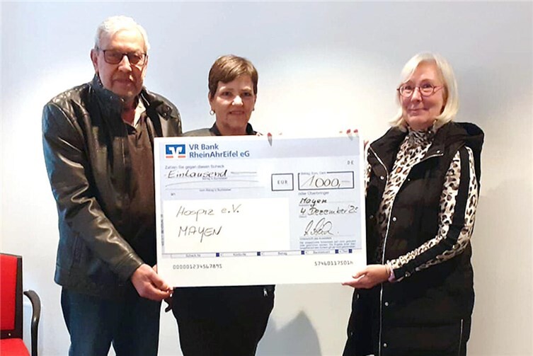 Die Scheckübergabe an den Hospizverein Mayen.Foto: privat