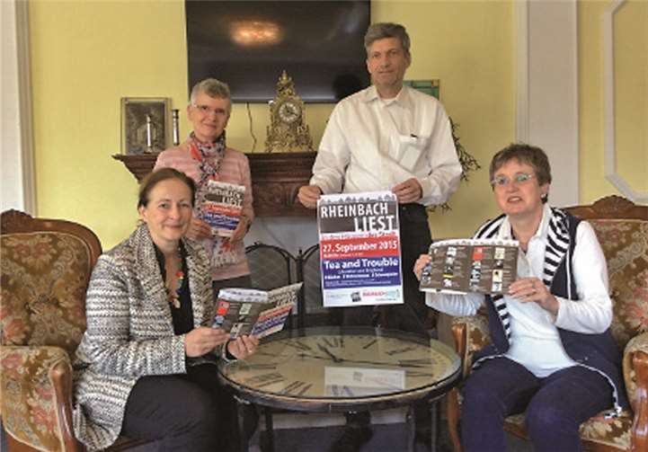 "Tea and Trouble" - eine Reise in die englische Literatur Die Scheckübergabe durch Claudia Blume vom "British Shop" sorgte für Freude bei den Organisatoren von "Rheinbach liest". privat