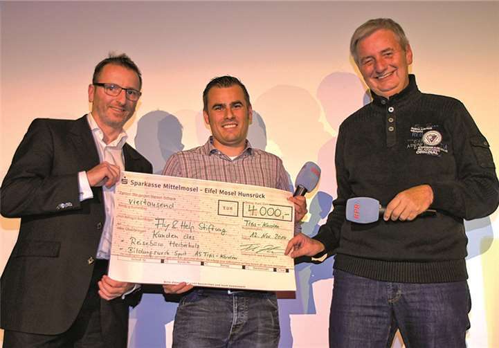 Die Scheckübergabe durch Fly u. Help in Binningen.privat